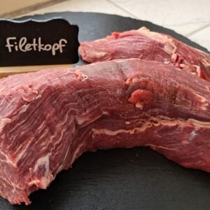 Filetkopf aus der Rinderlende auf Schieferplatte mit Kreideschild