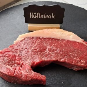 Hüftsteak vom Rind auf Schieferplatte mit Kreideschild