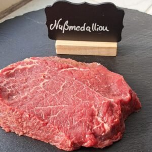 Nußmedaillon vom Rind auf Schieferplatte mit Kreideschild