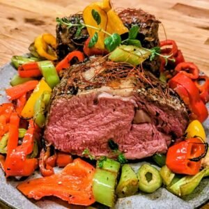 Rosa aufgeschnittener Rinderbraten mit Paprikagemüse