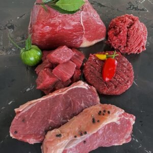 Steaks, Gulaschwürfel und Hackfleisch vom Rind auf Schiefer