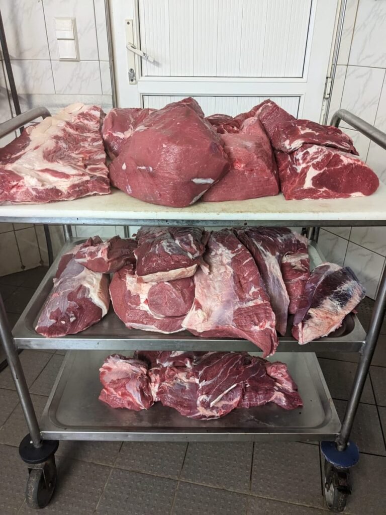 Rindfleisch-Teilstücke auf einem Gestellwagen im Kühlraum